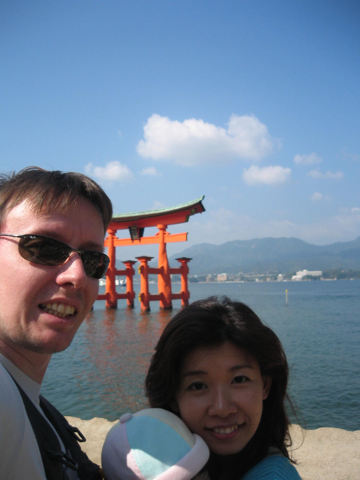 Atsuko et Alexis devant le torii de Miyajima au Japon